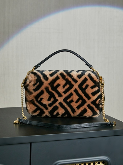 フェンディバッグ側面デザイン